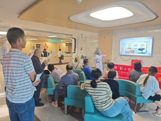 一群人在房間里

描述已自動生成