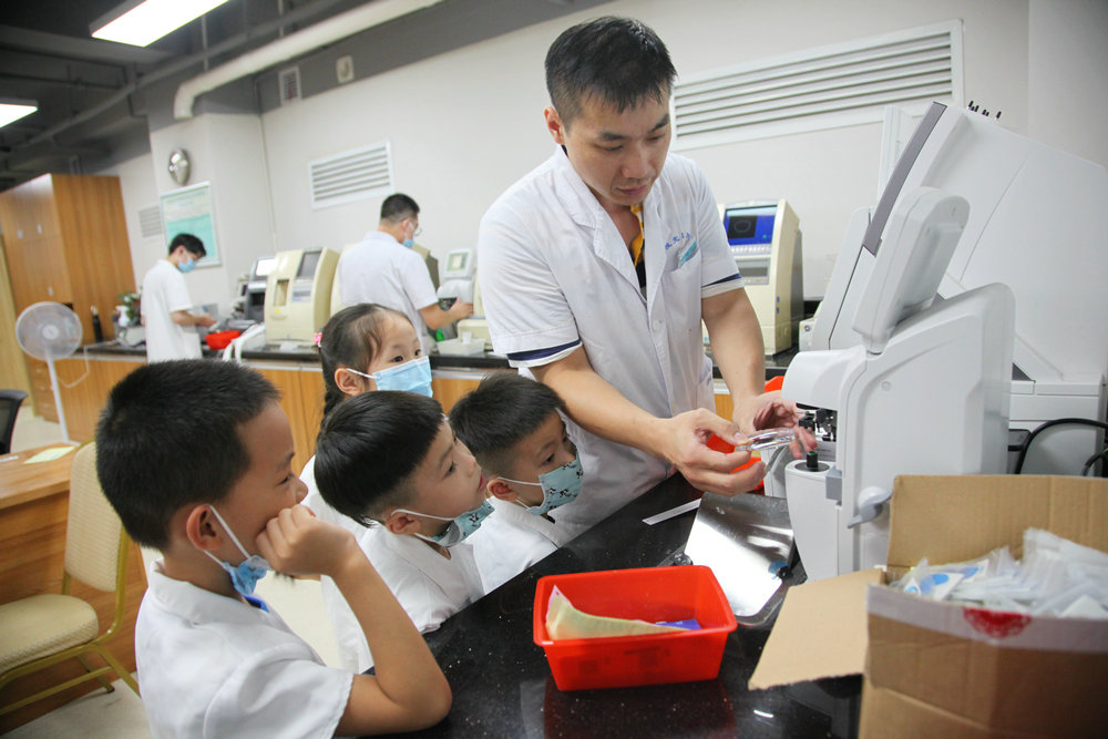 A類 2等獎(jiǎng) 張浩：我是小醫(yī)生組圖3.jpg