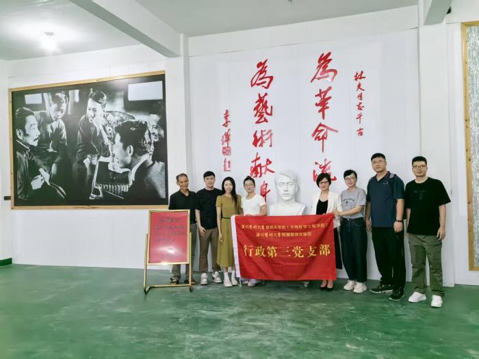 紀(jì)念館合影.jpg 紀(jì)念館合影.jpg