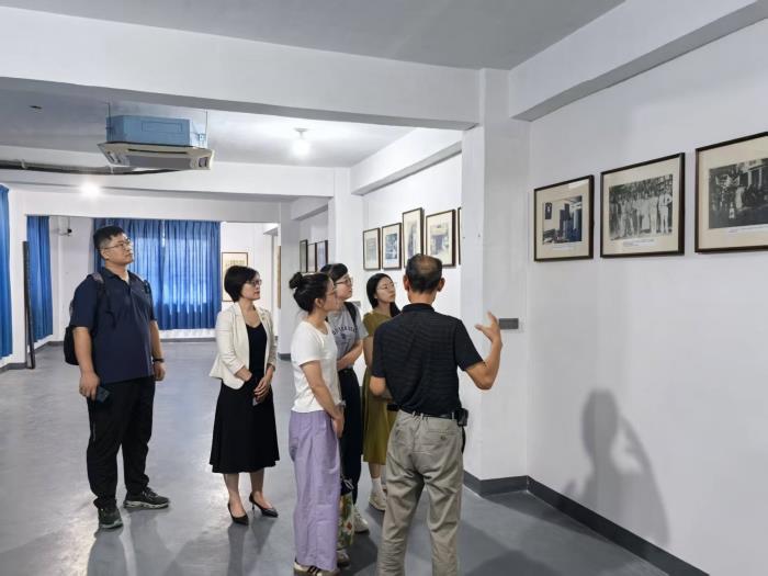 參觀紀(jì)念館.jpg 參觀紀(jì)念館.jpg